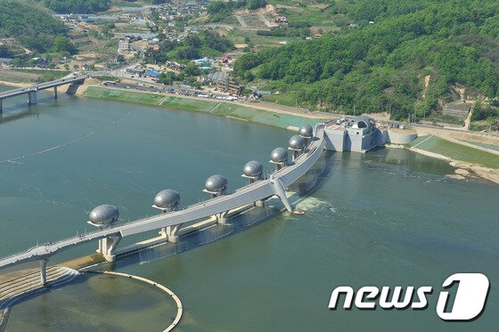 본문 이미지 - 22일 경기도 여주시 이포보 넘어로 남한강이 흐르고 있다. 김수현 청와대 사회수석비서관은 이날 춘추관 브리핑을 통해 문 대통령이 오는 6월 1일부터 녹조발생 우려가 높은 4대강 보 6개를 상시개방을 시작할 것을 지시했다고 밝혔으며 이포보 등 나머지 10개 보는 생태계 상황, 수자원 확보, 보 안전성 등을 면밀히 검토하여 개방 수준과 방법을 단계별로 확정할 계획이다.(여주시 제공) 2017.5.22/뉴스1 ⓒ News1 오장환 기자