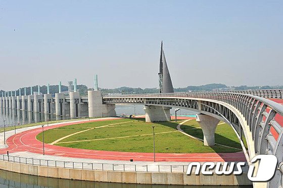 경기도 여주시 여주보 너머로 남한강이 흐르고 있다. 2017.5.22&#40;여주시 제공&#41; 