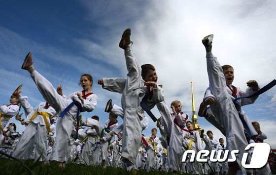 (상트페테르부르크 AFP=뉴스1) 최종일 기자 = 러시아 상트페테르부르크에 있는 페트로파블롭스크 요새에서 21일(현지시간) 진행된 태권도 교실에서 학생들이 발차기를 선보이고 있다. …