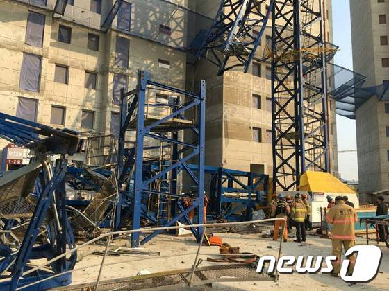 (남양주=뉴스1) 이상휼 기자 = 22일 오후 4시40분께 경기도 남양주시 다산신도시 도농동의 현대힐스테이트 아파트 건설현장 현대아파트 건설현장 15층에서 대형 크레인이 떨어져 5 …