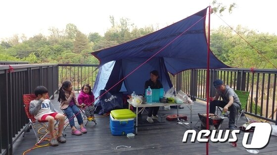 본문 이미지 - 초안산캠핑장 테라스캠핑빌리지.(서울시 제공)/뉴스1 ⓒ News1