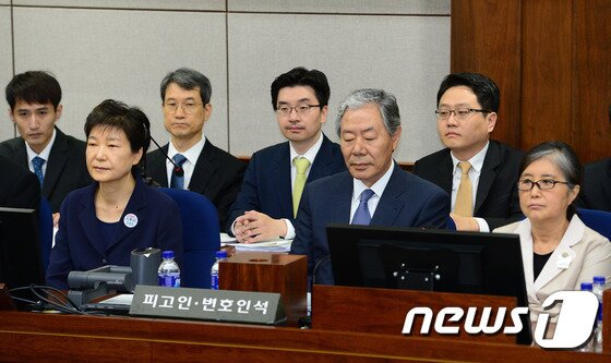 본문 이미지 - 뇌물혐의 등으로 구속기소 된 박근혜 전 대통령(왼쪽)이 23일 서울중앙지법에서 열린 첫 재판에 출석, 최순실 씨와 함께 재판시작을 기다리고 있다. 2017.5.23/뉴스1 ⓒ News1 사진공동취재단