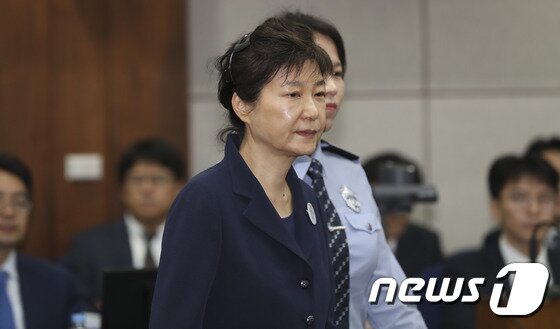 본문 이미지 - 박근혜 전 대통령이 서울 서초동 서울중앙지방법원417호 형사대법정에서 열린 첫 정식재판에 출석하고 있다.  ⓒ News1 사진공동취재단