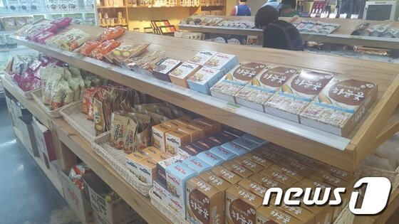 본문 이미지 - 경남 김해시 봉하마을 안에 위치한 '봉하장날'에서는 우리쌀로 만든 다양한 가공식품을 구매할 수 있다. 2017.5.23/뉴스1 ⓒ News1 이지안 기자