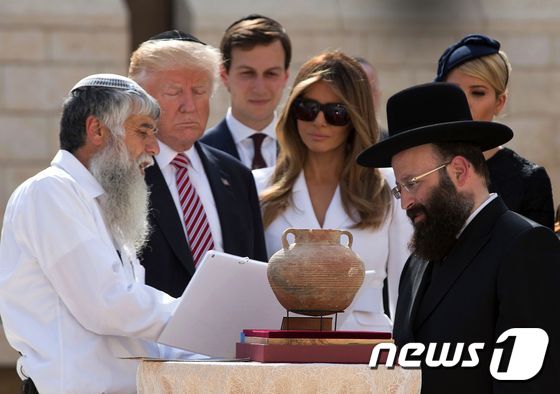 [사진] 랍비 설명듣는 트럼프 가족