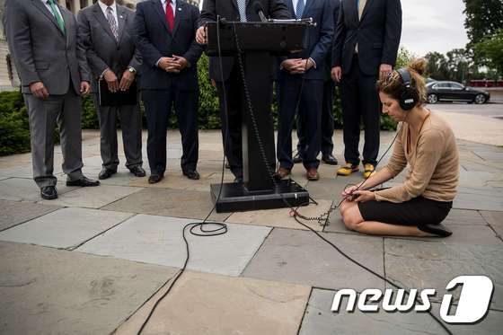 [사진] 무릎 꿇고 취재하는 기자