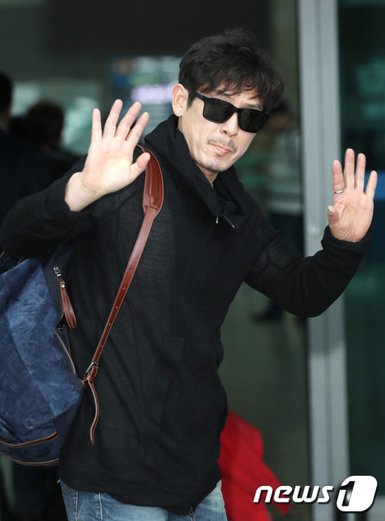 (인천공항=뉴스1) 권현진 기자 = 배우 설경구가 칸영화제 참석차 20일 인천국제공항을 통해 프랑스로 출국하고 있다. 설경구는 영화 \'불한당: 나쁜 놈들의 세상‘(불한당)으로 제 …