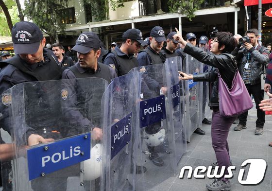 [사진] 항의하는 터키 시위대…고개 숙인 진압경찰