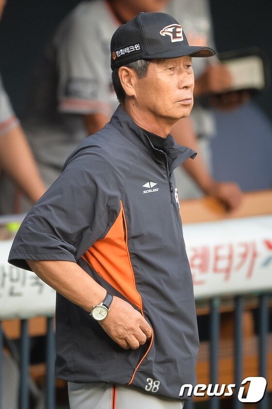 본문 이미지 - 프로야구 한화 이글스의 김성근 감독이 물러난다. 한화는 23일 "김성근 감독이 지난 22일 삼성 라이온즈전이 종료된 후 사의를 표명했다"고 밝혔다. 한화는 김성근 감독 대신 당분간 이상군 투수코치에게 권한대행을 맡길 예정이다. (뉴스1DB)/2017.5.23/뉴스1