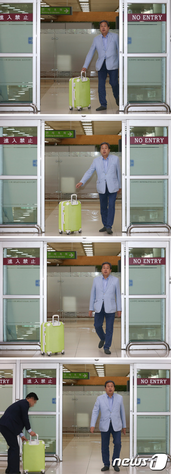 짐가방 밀어 보내는 김무성 의원