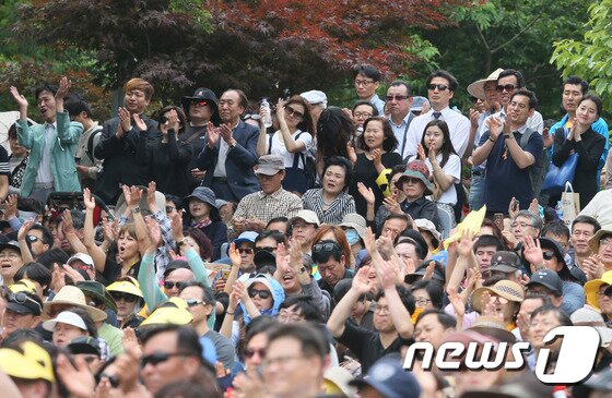 본문 이미지 - 23일 김해 진영읍 봉하마을에서 열린 고(故) 노무현 전 대통령 8주기 추도식에서 시민들이 문재인 대통령 소개에 박수를 치고 있다. 2017.5.23/뉴스1 ⓒ News1 송원영 기자