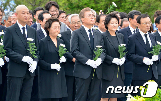 (김해=뉴스1) 사진공동취재단 = 문재인 대통령과 부인 김정숙 여사가 23일 오후 경남 김해시 진영읍 봉산리 봉하마을에서 열린 노무현 전 대통령 서거 8주기 추도식을 마친 뒤 권양 …