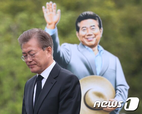 본문 이미지 - 문재인 대통령이 지난 2017년 5월23일 김해 진영읍 봉하마을에서 열린 고(故) 노무현 전 대통령 8주기 추도식에서 인사말을 마치고 단상을 내려오고 있다. 2017.5.23/뉴스1 ⓒ News1 송원영 기자