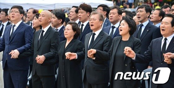 본문 이미지 - 문재인 대통령이 지난 2017년 5월23일 경남 김해 진영읍 봉하마을에서 열린 고(故) 노무현 전 대통령 8주기 추도식에서 임을 위한 행진곡을 부르고 있다. 2017.5.23/뉴스1 ⓒ News1DB