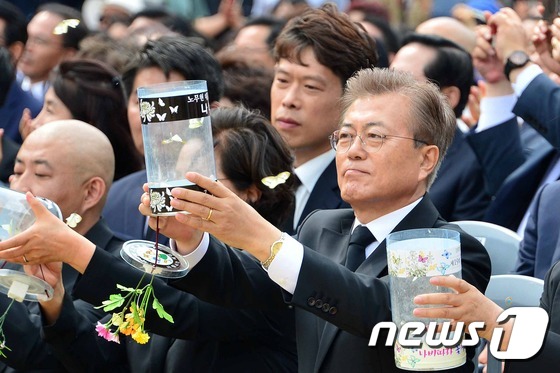 (김해=뉴스1) 사진공동취재단 = 문재인 대통령이 23일 경남 김해 진영읍 봉하마을에서 열린 고(故) 노무현 전 대통령 8주기 추도식에 참석해 1004마리의 나비를 날리는 퍼포먼스 …