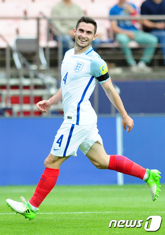 (전주=뉴스1) 문요한 기자 = 23일 오후 전북 전주월드컵경기장에서 열린 'FIFA U-20 월드컵 코리아 2017' A조 잉글랜드와 기니의 경기에서 잉글랜드 루이스 존 쿡 선수 …