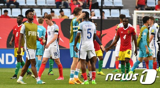 본문 이미지 - 23일 오후 전북 전주월드컵경기장에서 열린 ' 2017 FIFA U-20 월드컵' A조 2차전 기니와 잉글랜드의 경기에서 1대1 무승부를 거둔 양팀 선수들이 경기종료 후 자축하고 있다. 2017.5.23/뉴스1 ⓒ News1 이동원 기자
