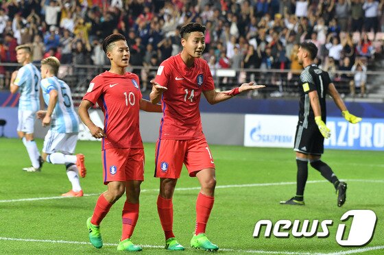 본문 이미지 - 23일 오후 전북 전주월드컵경기장에서 열린 ' 2017 FIFA U-20 월드컵' A조 2차전 대한민국과 아르헨티나의 경기에서 전반전 패널티 골을 성공하며 팀의 두 번째 골을 넣은 백승호가 환호하고 있다. 2017.5.23/뉴스1 ⓒ News1 이동원 기자