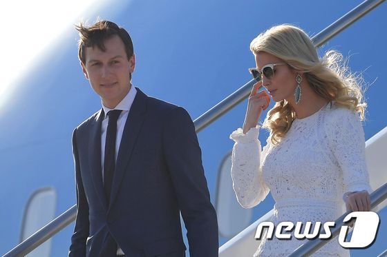 (로마 AFP=뉴스1) 우동명 기자 = 도널드 트럼프 미국 대통령의 딸 이방카와 남편 자레드 쿠슈너 백악관 선임 고문이 23일 (현지시간)  로마 피우미치노 공항에 도착하고 있다. …