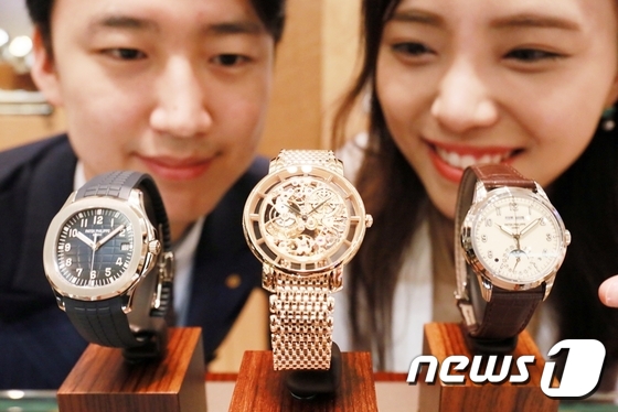 (서울=뉴스1) = 24일 서울 강남구 갤러리아 명품관에서 모델들이 스위스 명품 시계 브랜드 파텍필립의 2017년 바젤 신제품을 소개하고 있다.갤러리아 명품관은 오는 26일까지 파 …