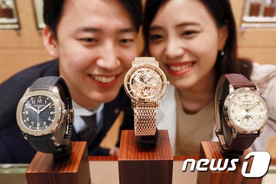 (서울=뉴스1) = 24일 서울 강남구 갤러리아 명품관에서 모델들이 스위스 명품 시계 브랜드 파텍필립의 2017년 바젤 신제품을 소개하고 있다.갤러리아 명품관은 오는 26일까지 파 …