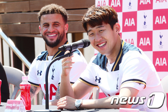 (서울=뉴스1) 임세영 기자 = 손흥민이 24일 오후 서울 강서구 가양스포츠센터에서 열린 '스퍼스와 함께하는 AIA생명 축구교실' 기자회견에서 동료들의 장난에 웃음이 터지고 있다. …