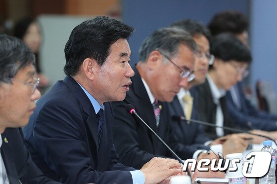 본문 이미지 - 김진표 국정기획자문위원회 위원장이 24일 오후 서울 종로구 금융감독원 연수원에 마련된 국정기획자문위원회에서 열린 중소기업청 업무보고에서 모두발언을 하고 있다. 2017.5.24/뉴스1 ⓒ News1 이재명 기자