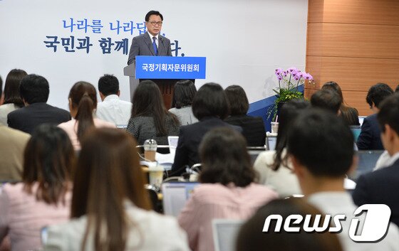 본문 이미지 - 박광온 국정기획자문위원회 대변인이 24일 오후 서울 종로구 금융감독원 연수원에 마련된 국정기획자문위원회에서 정례 브리핑을 하고 있다. 2017.5.24/뉴스1 ⓒ News1 이재명 기자