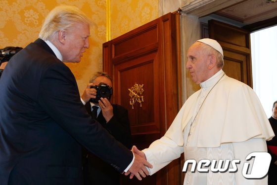 (바티칸시티 AFP=뉴스1) 최종일 기자 = 프란치스코 교황(오른쪽)과 도널드 트럼프 미국 대통령이 24일(현지시간) 바티칸에서 만나 악수하고 있다.ⓒ AFP=뉴스1