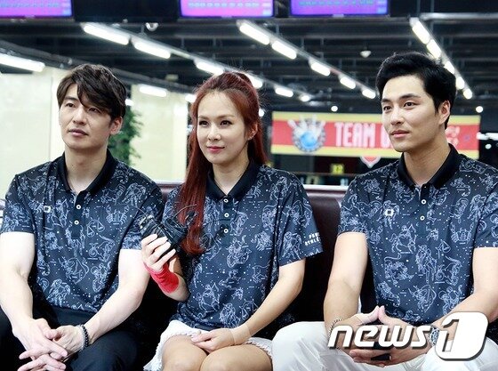 본문 이미지 - 연예인 볼링단 ‘팀원’이 24일 오후 서울의 한 볼링장에서 창단식에 앞서 가수 손호영과 채연, 뮤지컬 배우 민우혁이 취재진들과의 인터뷰에 응하고 있다. ⓒ News1 강고은 에디터