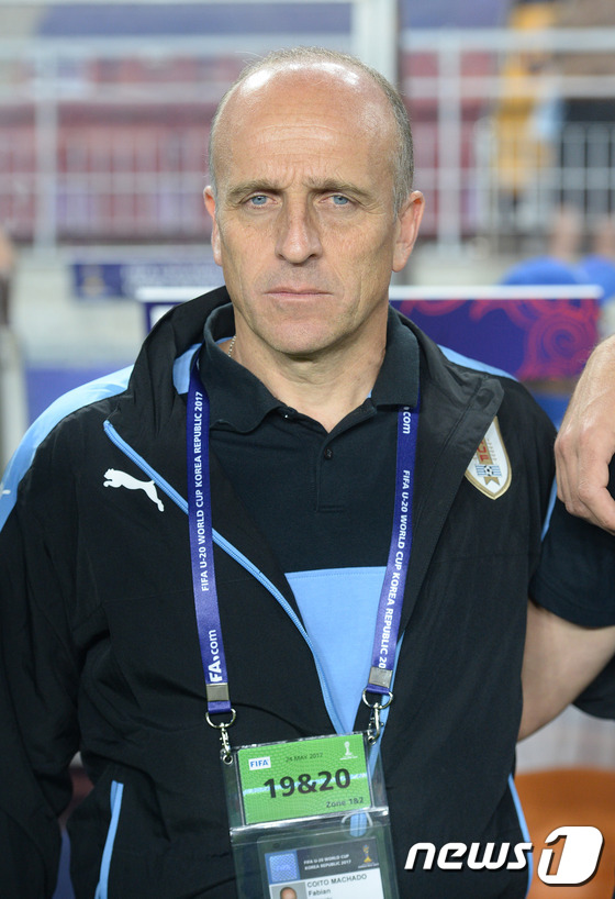 (수원=뉴스1) 오장환 기자 = 코이토 우루과이 감독이 24일 오후 경기도 수원시 팔달구 수원월드컵경기장에서 열린 'FIFA U-20 월드컵 코리아 2017' D조 우루과이와 일본 …