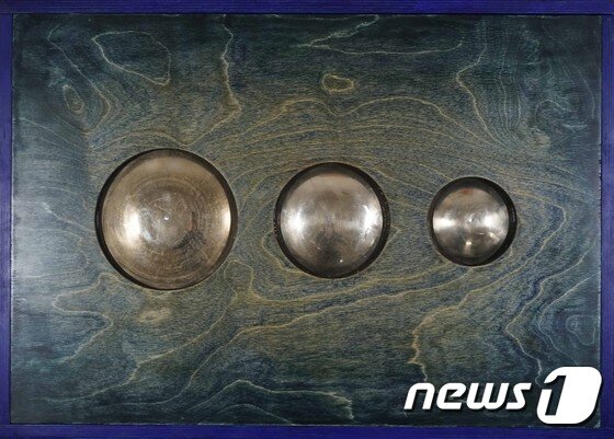 본문 이미지 - 밝은 별1, 김상돈과 협업, 명두·자작나무 판에 단청, 44&times;66.6㎝, 2017 (국제갤러리 제공) ⓒ News1