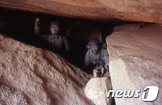 본문 이미지 - 승가사 가는 길 한 장면. 멀티채널 사진 슬라이드 연속 상영. (국제갤러리 제공) ⓒ News1
