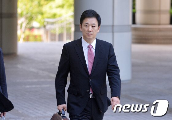 본문 이미지 - 뇌물혐의 등으로 구속기소 된 박근혜 전 대통령의 법률대리인 유영하 변호사가 25일 오전 서울중앙지법에서 열리는 2회 공판에 출석하고 있다. 2017.5.25/뉴스1 ⓒ News1 오대일 기자