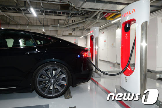 (서울=뉴스1) 이승배 기자 = 25일 오전 서울 강남구 그랜드인터컨티넨탈 호텔에서 테슬라의 S 90D모델 차량과 급속충전기 '수퍼 차저'가 공개되고 있다. '수퍼 차저'는 테슬라 …