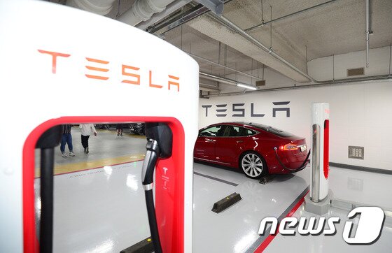 본문 이미지 - 테슬라의 급속충전기 '슈퍼 차저'. 2017.5.25/뉴스1 ⓒ News1 이승배 기자