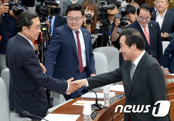 본문 이미지 - 이낙연 국무총리 후보자가 25일 오전 서울 여의도 국회에서 열린 인사청문회에 출석해 경대수 자유한국당 의원과 인사를 하고 있다. 2017.5.25/뉴스1 ⓒ News1 박세연 기자
