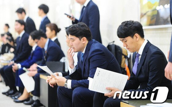 본문 이미지 - 지난 5월25일 제주시 노형동 제주 한라대학교 컨벤션홀에서 열린 제주신화월드의 신규직원 채용행사에서 구직자들이 면접을 위해 대기하고 있다. 신화월드는 올해 하반기 1차 개장 전까지 호텔과 카지노, 테마파크, 경영지원 분야에서 근무할 신입사원 1260여명을 채용한다는 계획을 밝혔다. 2017.5.25/뉴스1 ⓒ News1 이석형 기자