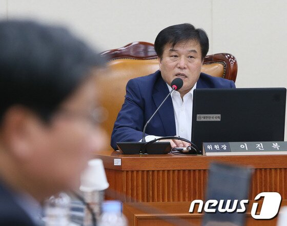 본문 이미지 - 부산시장에 도전장을 낸 이진복 국민의힘 전 의원. 지난 2017년 5월25일 국회 정무위원장이던 이 전 의원이 발언을 하고 있다. 2017.5.25/뉴스1 ⓒ News1 DB