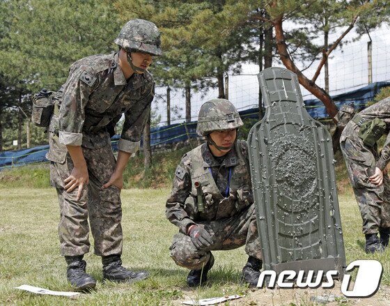 본문 이미지 - 25일 육군 3기갑여단이 주둔지 및 작계지역 일대에서 동원예비군 훈련을 진행해 예비군과 현역이 표적을 확인하고 있다.(육군 3기갑여단 제공)2017.5.25/뉴스1 ⓒ News1 박태순 기자