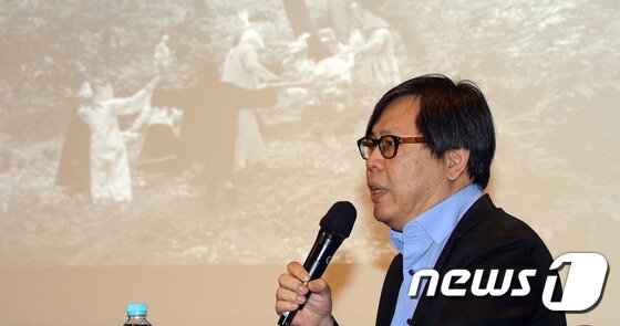 본문 이미지 - 박찬경 작가가 25일 서울 삼청동 국제갤러리에서 개인전 '안녕 安寧 farewell '과 관련해 기자간담회를 하고 있다. 7월2일까지 열리는 이번 전시는 박찬경 작가가 국내에서 5년만에 갖는 개인전으로 총 12여 점의 신작들을 국제갤러리 2관에서 선보인다. 2017.5.25/뉴스1 ⓒ News1 김명섭 기자