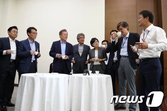 본문 이미지 - 문재인 대통령이 2017년 청와대 여민관 소회의실에서 열린 수석보좌관회의에 앞서 수석비서관 및 보좌관들과 차를 마시며 자유롭게 대화하고 있다. (청와대) 2017.5.25/뉴스1 ⓒ News1 이광호 기자