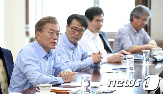 본문 이미지 - 문재인 대통령이 25일 오전 청와대 여민관 소회의실에서 첫 수석보좌관 회의를 주재하고 있다. 2017.5.25 ⓒ News1 이광호 기자