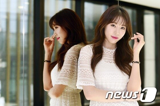 본문 이미지 - 걸그룹 달샤벳 출신 연기자 백다은이 25일 오후 서울 중구 뉴스1 본사에서 인터뷰에 앞서 포즈를 취하고 있다. 2017.5.25/뉴스1 ⓒ News1 민경석 기자