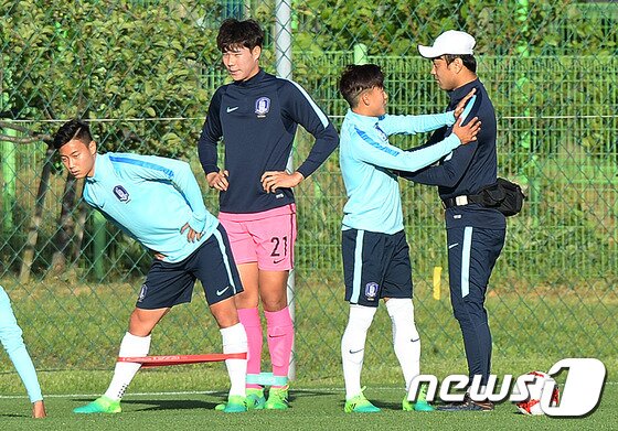 본문 이미지 - FIFA U-20 월드컵 대한민국 축구대표팀이 조별예선 A조 3차전 잉글랜드전을 하루 앞둔 25일 경기도 화성시 수원블루윙즈훈련장에서 이승우(오른쪽)와 백승호(왼쪽)가 훈련을 하고 있다. 2017.5.25/뉴스1 ⓒ News1 오장환 기자
