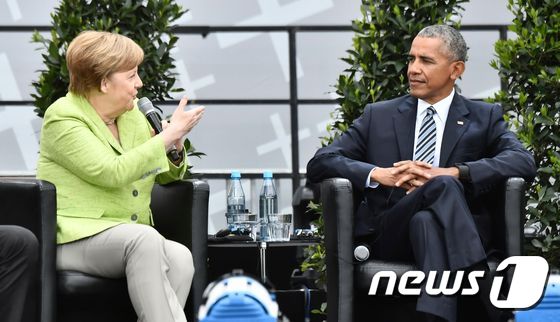 [사진] 오바마-메르켈,  브란덴부르크 문 앞 토론
