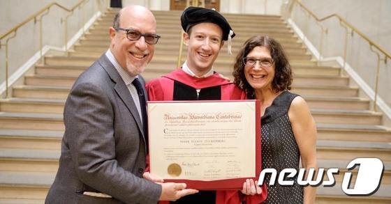 본문 이미지 - 마크 저커버그 페이스북 최고경영자(CEO)가 부모님과 함께 하버드 명예법학박사 학위증을 들고 찍은 사진. ⓒ News1