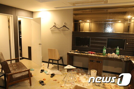 본문 이미지 - 난장판이 된 모텔 객실 내부 모습.(부산지방경찰청 제공)ⓒ News1