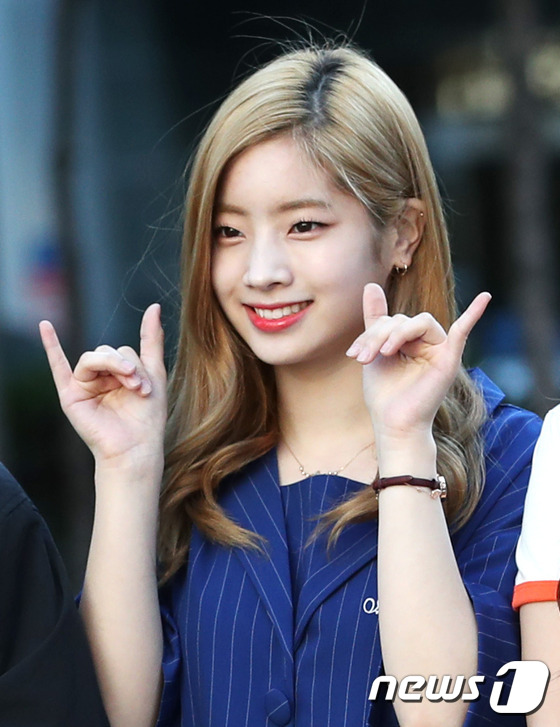 (서울=뉴스1) 권현진 기자 = 트와이스(TWICE) 다현이 26일 오전 서울 여의도 KBS 신관 공개홀에서 열린 KBS2 '뮤직뱅크'(뮤뱅) 리허설을 하기 위해 방송국으로 들어서 …