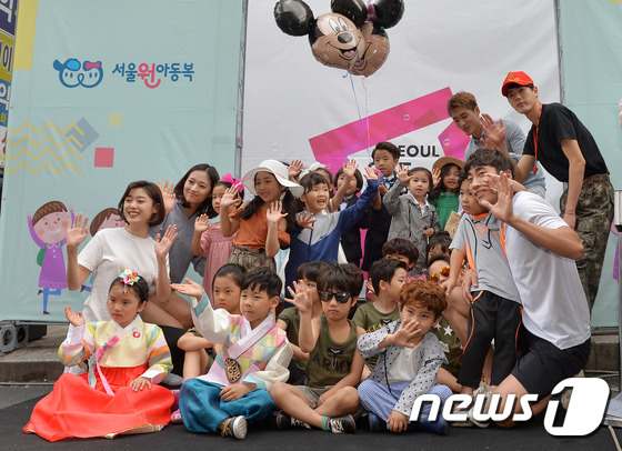 (서울=뉴스1) 구윤성 기자 = 26일 오후 서울 남대문시장 아동복 특화거리에서 열린 서울365-남대문 아동복 패션쇼에서 워킹을 마친 어린이 모델들이 시민들에게 인사하고 있다. 2 …